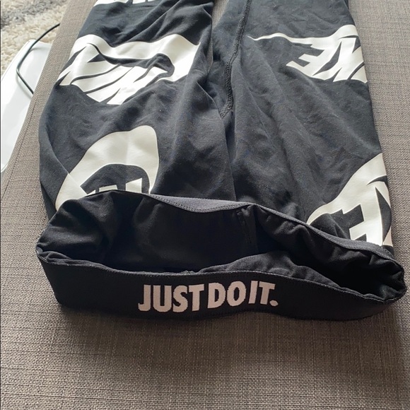 Nike leggings (workout material) worn once - Picture 3 of 5